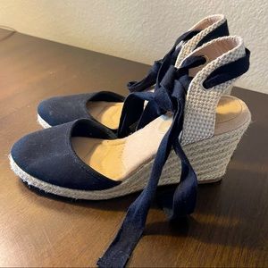 Size 8 Kelly & Katie espadrilles